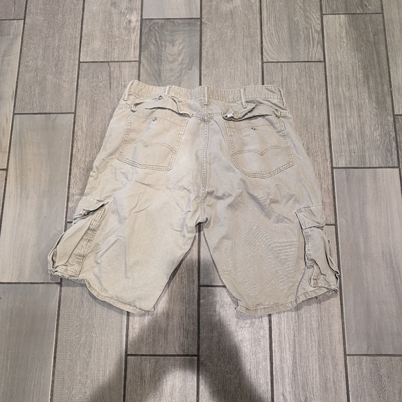 Levi's khaki shorts - Picture 2 of 3